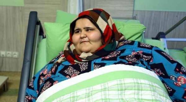 مصرية أسمن امرأة في العالم تحرك أطرافها وتجلس