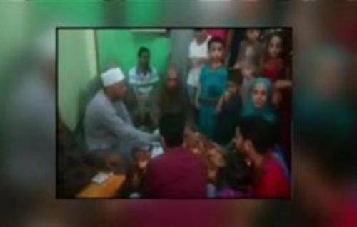 مأذون يفارق الحياة أثناء عقده قران ابنته (فيديو)