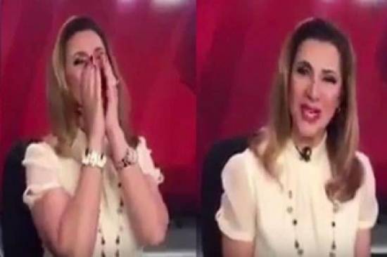 بالفيديو.. شاهد ماذا فعلت مذيعة أثناء قراءتها النشرة؟