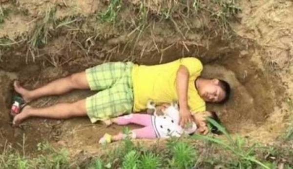 بالصورة  يضع طفلته في القبر كل يوم.. والسبب سيفاجئك!
