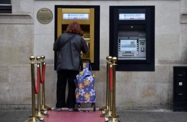 أول صراف آلي بالعالم يكتسي اللون الذهبي لبلوغه 50 عاما