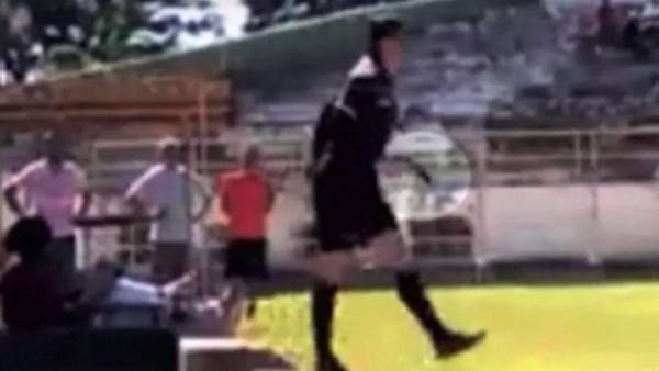 حكم كرة قدم.. يشهر مسدساً بوجه لاعب! (فيديو)
