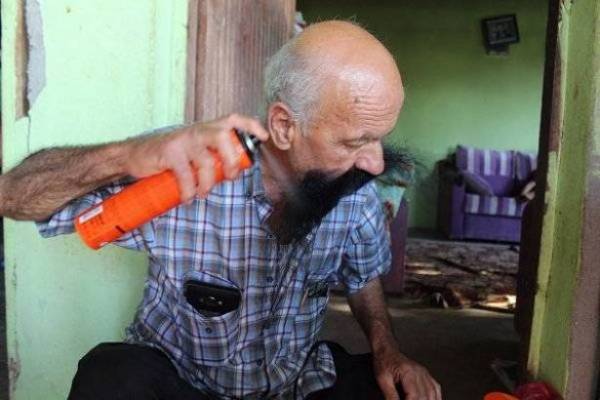 بالصور لم يقص شاربيه منذ 37 عاماً!