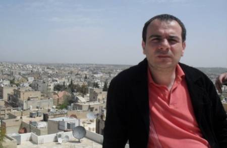 السفارة الأردنية في أبو ظبي تتابع قضية الصحفي النجار