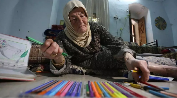 تسعينية فلسطينية تتغلب على الفراغ بـالرسم