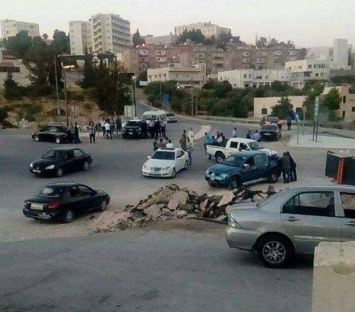 محتجون يغلقون شارع الستين بالسلط