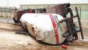 من جديد .. تدهور شاحنة نفطية على الصحراوي  صورة