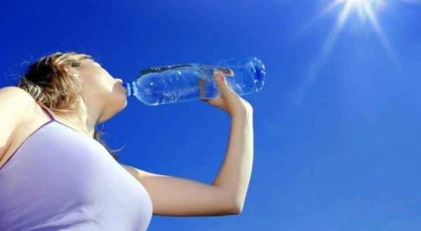 لمواجهة الحر.. هذا ما يحتاجه الجسم من الماء والتكييف
