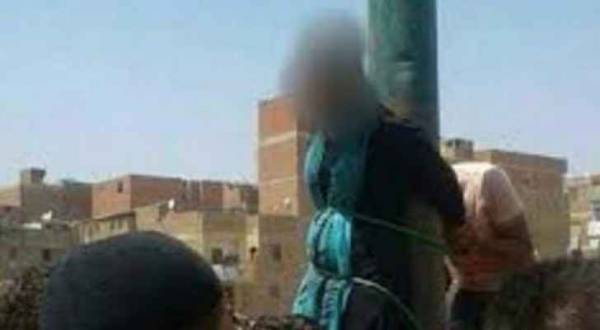 بالفيديو.. مصريون يربطون سيدة على عامود كهرباء