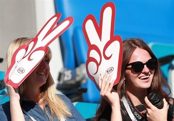 بالصور : مشجعات «كأس القارات».. جميلات يعشقن كرة القدم