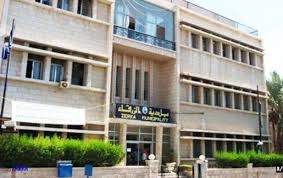 يافطات تعلق بالزرقاء بدون رسوم والبلديه غايبه