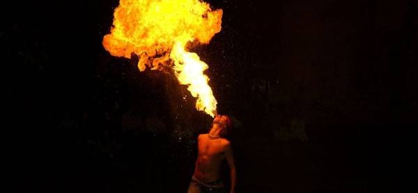 بالفيديو .. تنين بشري يحرق وجهه في مهرجان ترفيهي