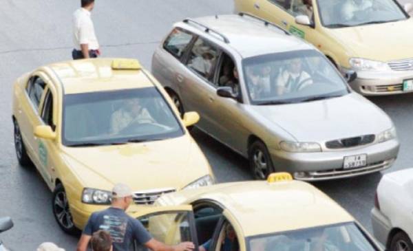 توتر بين سائقي النقل الذكي والتاكسي الأصفر