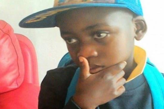 طفل يموت جوعًا بعد أسبوعين من حراسة جثة والدته