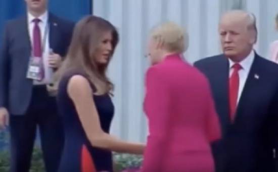 فيديو: زوجة الرئيس البولندى تتجاهل مصافحة “ترامب”‎
