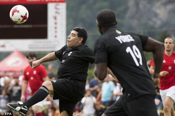 حذاء مارادونا يثير الجدل فى مباراة الأساطير الوديةصور