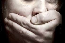 مصريون حاولوا اغتصباها فلاذت بالفرار