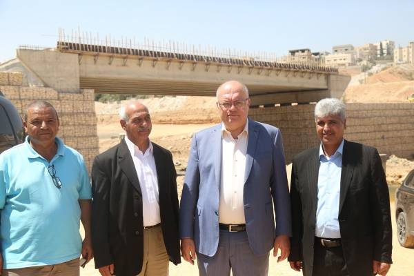 وزير الاشغال ومحافظ الزرقاء في جوله تفقديه لشارع المصفاه