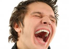 لن تصدق.. أشخاص فارقوا الحياة بسبب الضحك .. تعرف على قصصهم !