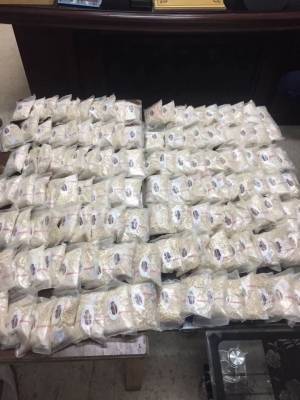 تفاصيل القبض على مهربي مخدرات  صور