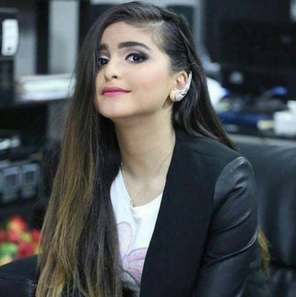 صورة حلا الترك مع أشقائها داخل كنيسة تثير الغضب  شاهد