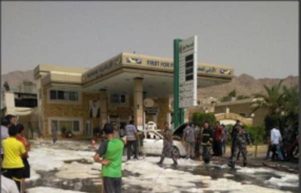 حريق مركبة وسط محطة محروقات العقبة