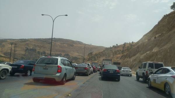 انهيار جزئي على طريق اربد  عمان يتسبب بأزمة مرور خانقة في جرش ...صور