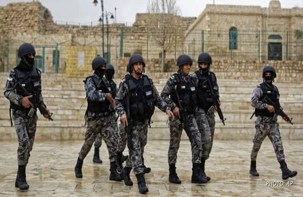 القبض على (7) مطلوبين بمداهمة أمنية في الاغوار الشمالية