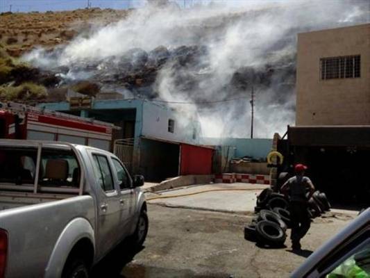 اخماد حريق شب قرب مجمع سفريات الكرك الخارجية