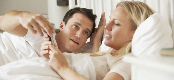 زوج يقاضي زوجته لانشغالها بمواقغ التواصل الاجتماعي