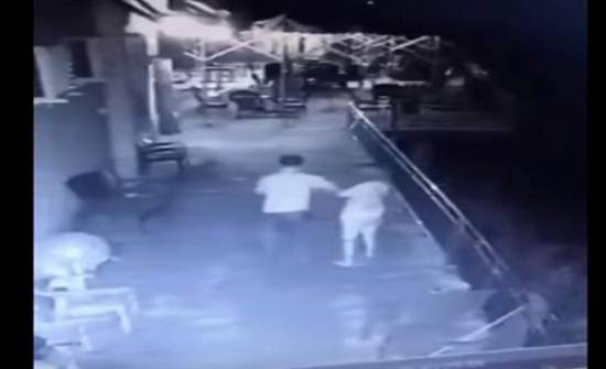 اكتشفها تخونه فألقى بها من الشُرفة  فيديو