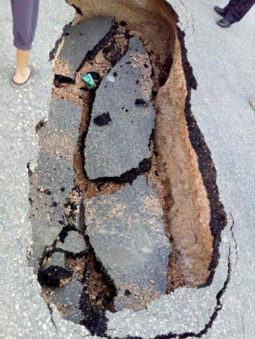 انهيار شارع رئيسي في اربد .. صور