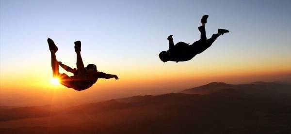 للمرة الأولى في التاريخ.. لاعب مظلات يقرر إنهاء حياته بهذه الطريقة المؤلمة