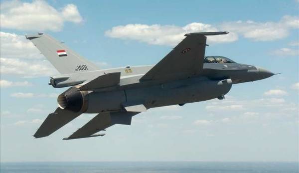 شاهد .. كيف سبق شاب صيني طائرة قتالية ؟