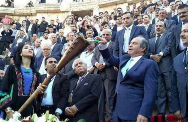 مندوبا عن الملك رئيس الوزراء يوقد شعلة مهرجان جرش