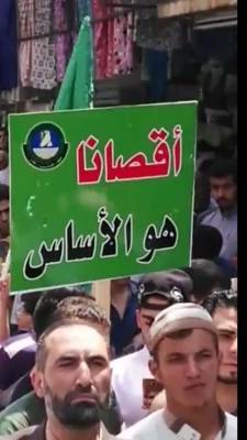 مسيرة غضب من مسجد عمر في الزرقاء تنديدآ بأغلاق المسجد الأقصى ..