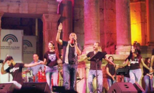 العبداللات يفتتح أولى حفلات المسرح الجنوبي