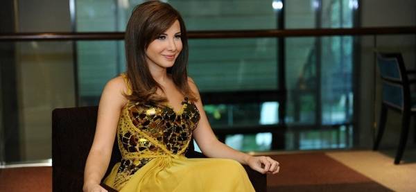 نانسي عجرم تُقبل أفضل المعجبين الأردنيين
