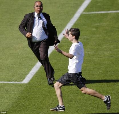 مشجع أمريكي يقتحم تدريبات برشلونة لسبب غريب ؟؟