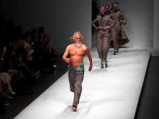 عارض أزياء ثمانيني يتحدث عن سر صحته