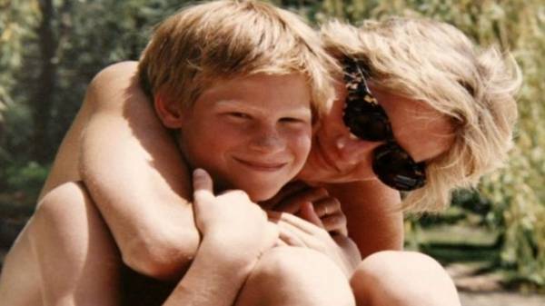 الأميران وليام وهاري يشعران بالندم بسبب آخر مكالمة متسرعة أجراها مع أمهما ديانا