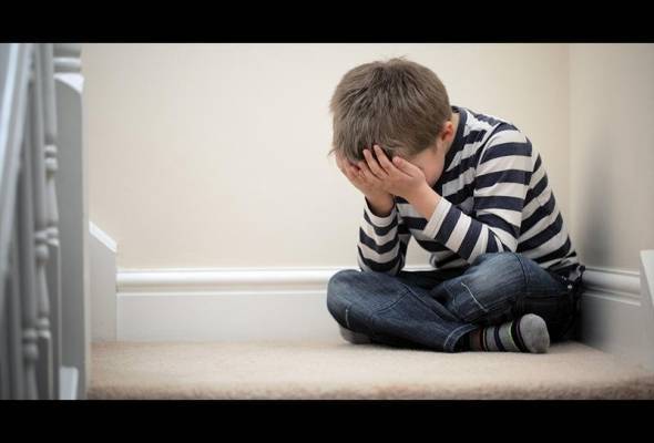 أغرق ابنه في منهل للصرف الصحي