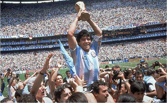 مارادونا: تقنية الفيديو كانت ستحرمني من هدف اليد