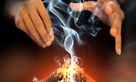 أوهمها العلاج بـالقرآن فهتك عرضها