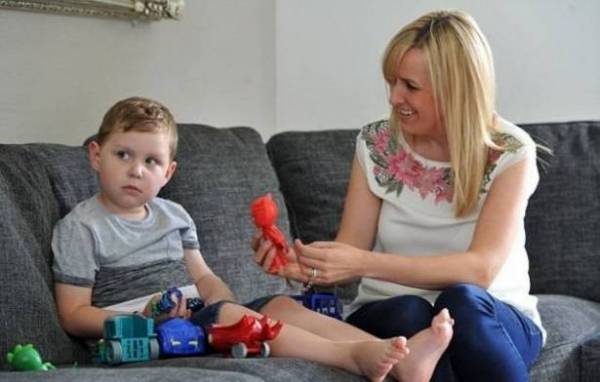 طفل في الرابعة يأكل البلاستيك والكرتون ويعاني من أعراض غريبة... إليكم السبب!