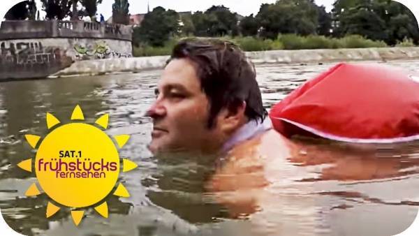 ألماني يذهب لعمله سباحة لتجنب ازدحام الطرق ( فيديو)