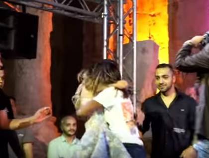 مهرجان جرش :فتاة تقتحم المسرح على نوال الزغبي وتحاول خطف المايكروفون!