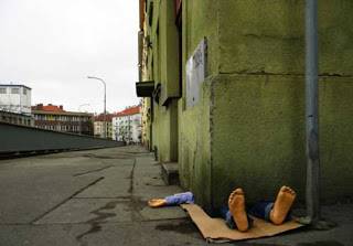 بالصور: مبنى ضخم يسحق رجلاً نائماً وسط هلع المارة