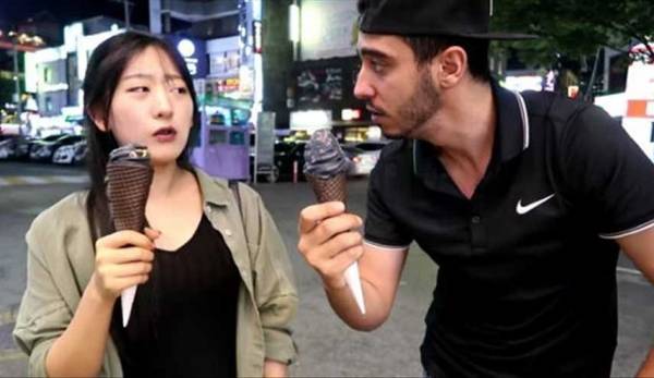 بالفيديو.. رد فعل شاب عربي تناول الآيس كريم الأسود لأول مرة