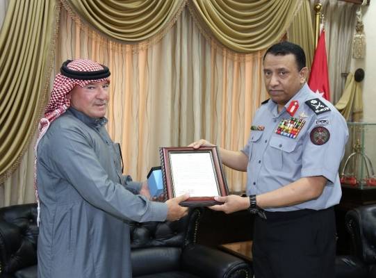 اللواء الركن الحواتمة يكرم الشهيد الرقيب فادي الزرقان